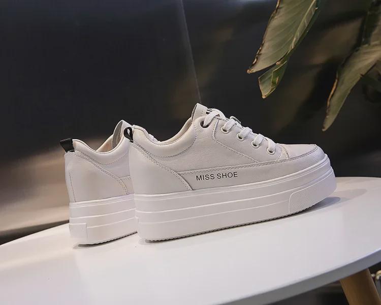 Женские белые кроссовки на платформе — корейский стиль 2020 года, натуральная кожа, увеличенная внутренняя высота, повседневный и универсальный дизайн