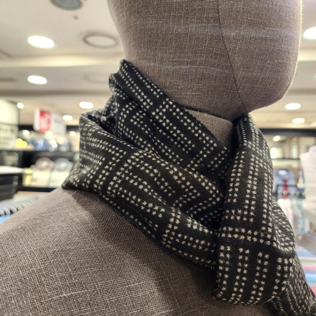 Высококачественный, мягкий на ощупь, простой в уходе двухсторонний шарф из модифицированной вискозы с узором «елочка»