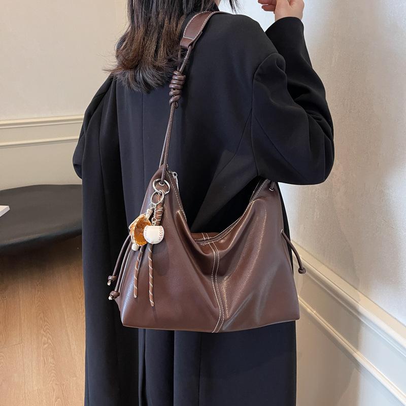 Однотонная сумка кроссбоди подмышку 2025 новая сумка-тоут повседневная для работы большая вместительность на плечо