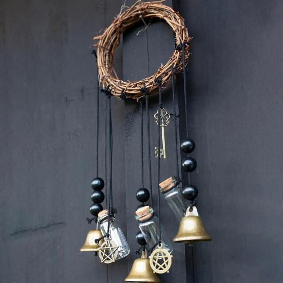 Дверная ручка, ведьмин колокольчик, защита дома, подвесной колокольчик ручной работы, бутылка желаний, венок из ротанга, вешалка для двери, украшение в виде колокольчика ветра в стиле Викка