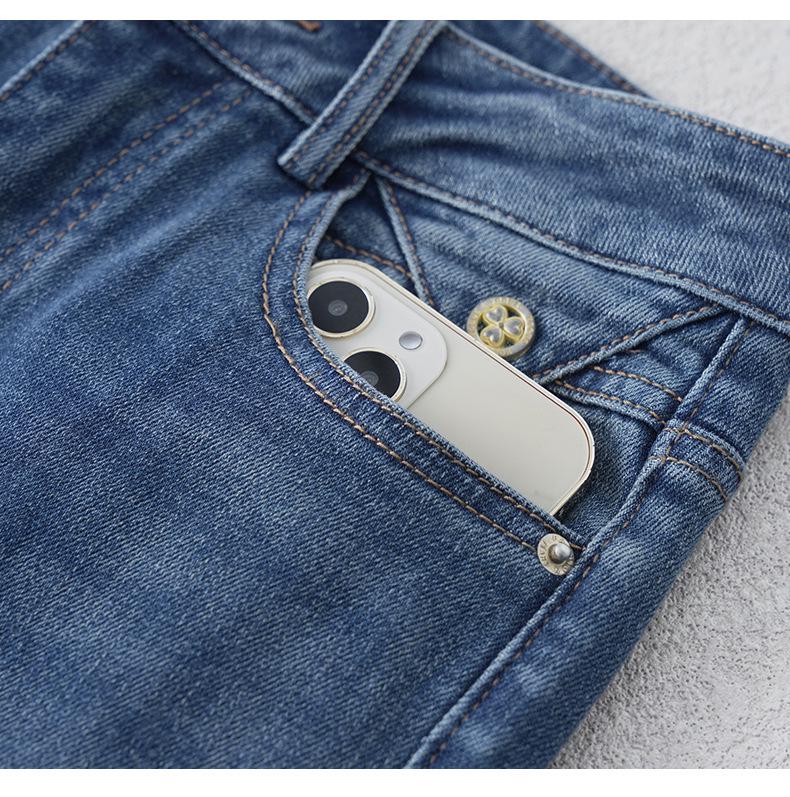 Женские джинсы светло-голубого цвета с высокой посадкой, широкими штанинами и микроклешем - Дизайн в стиле ретро, весна/осень 2025