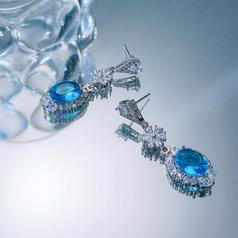 Серьги с топазом London Blue и Swiss Blue, инкрустированные цирконами. Изящные женские серьги