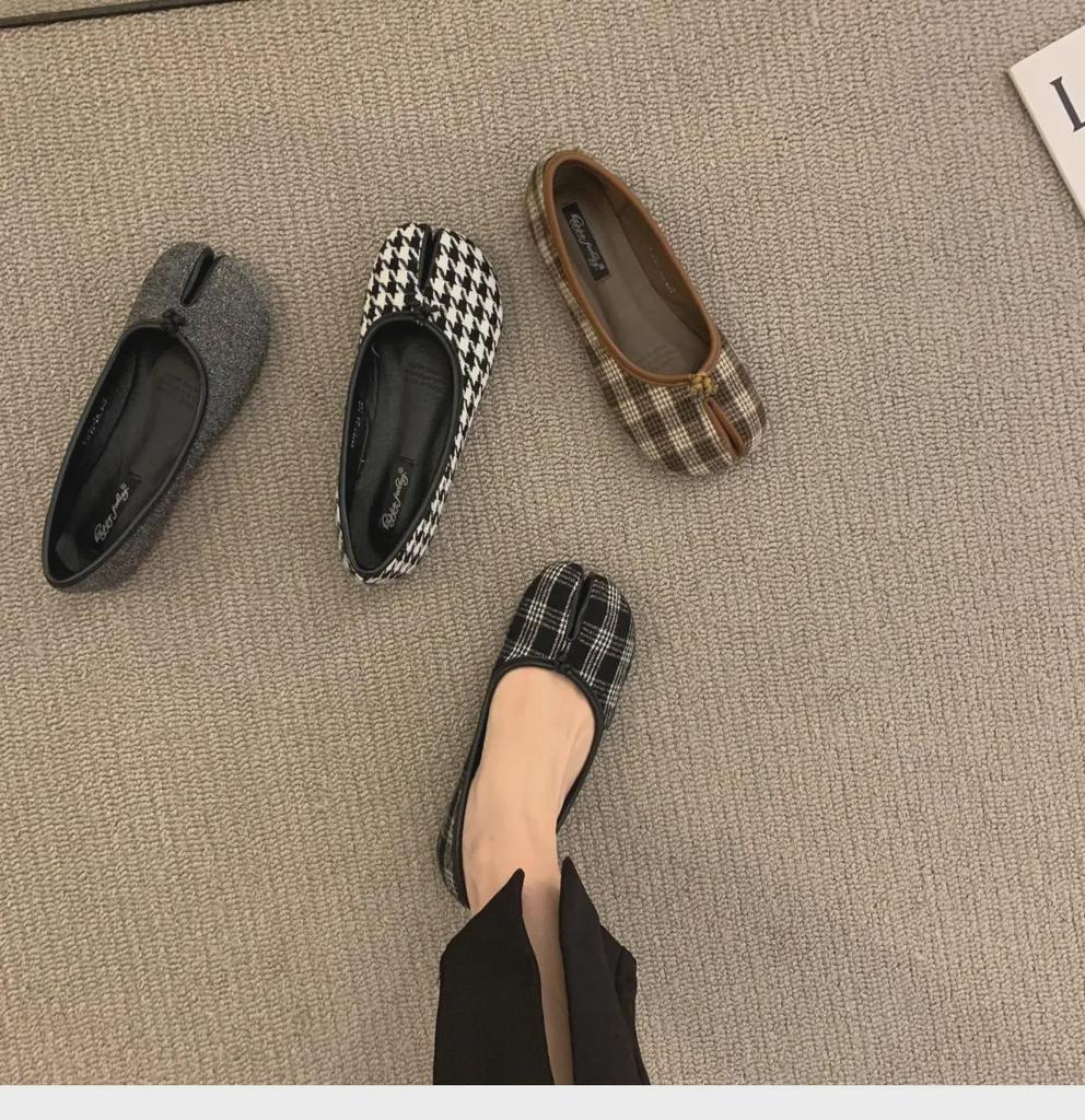 Женские красные туфли-лодочки с плоской подошвой и раздельным носком – весна/осень 2025 г.