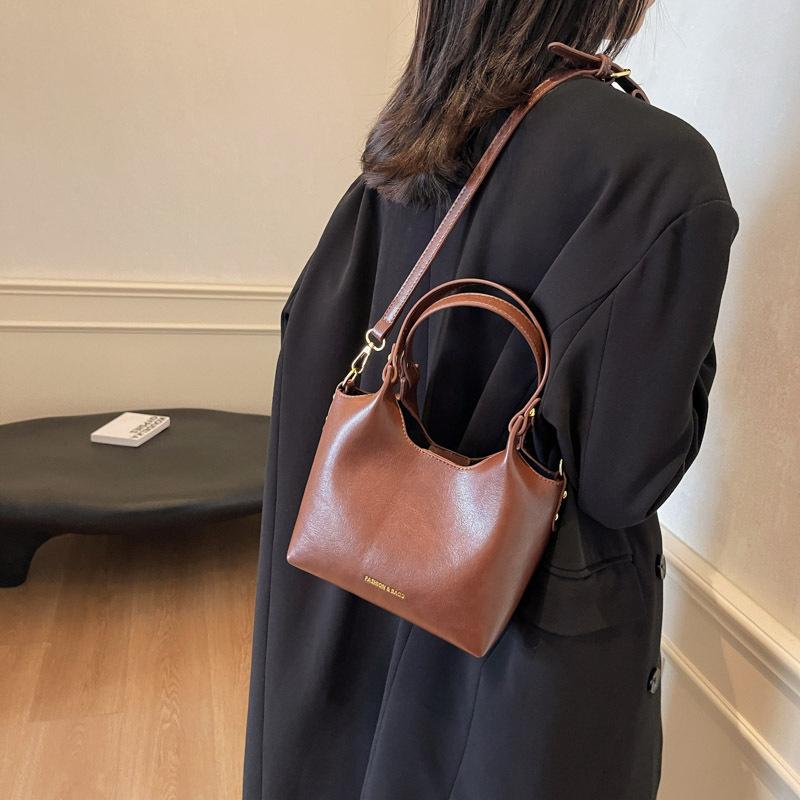 Retro large-capacity bucket bag women's 2025 new trendy fashion Korean tote bag niche textured underarm bag