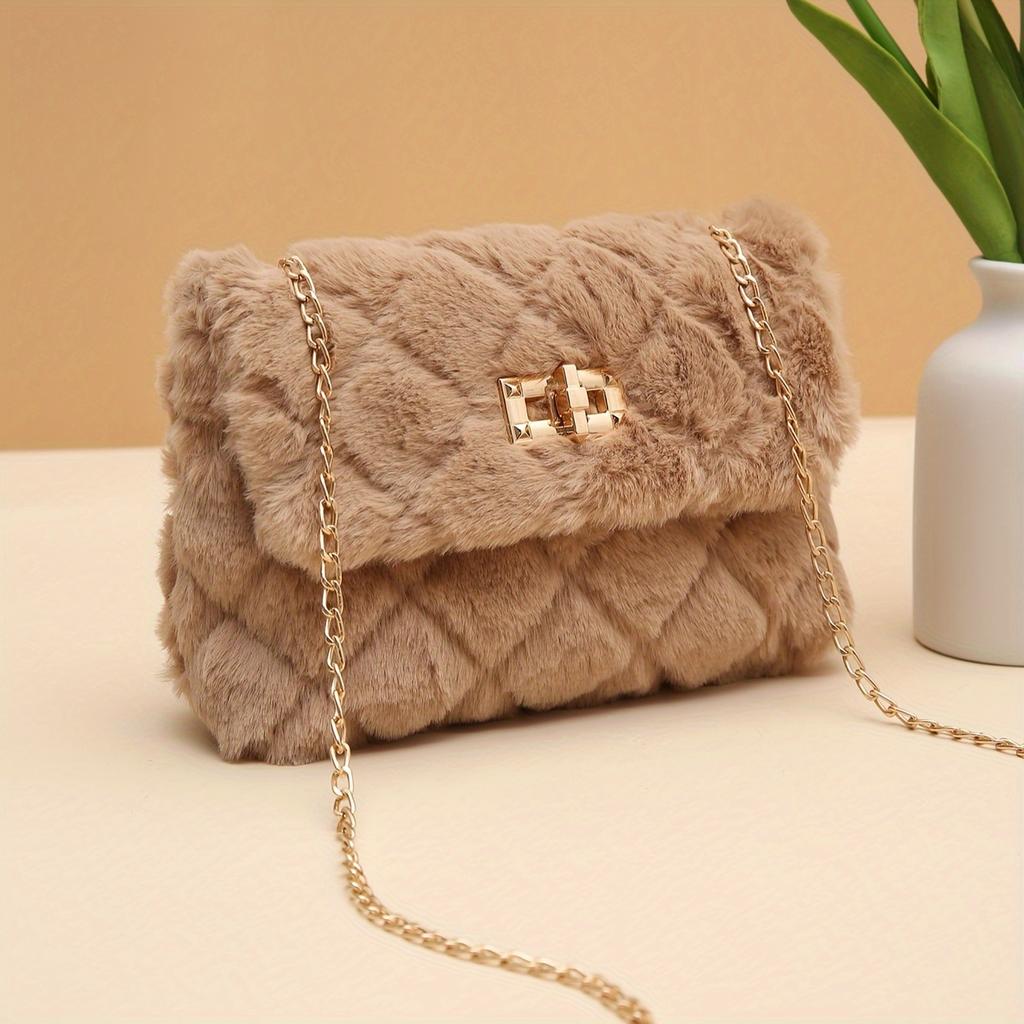 Легкая повседневная сумка кроссбоди из искусственного меха с цепочкой и застежкой-турникетом. Пушистая мягкая сумка-мессенджер через плечо. Съемный ремешок и нейлоновая подкладка.