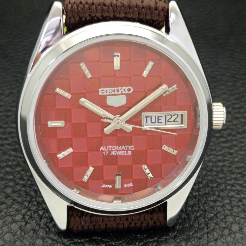 ВОССТАНОВЛЕННЫЕ МУЖСКИЕ ЧАСЫ SEIKO 5 AUTOMATIC, СДЕЛАНО В ЯПОНИИ, КРАСНЫЙ ЦИФЕРБЛАТ, ИЗГОТОВЛЕНЫ НА ЗАКАЗ a440096-2 QV90-a440096