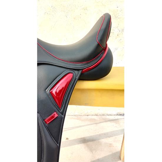 Кожаное выездковое седло с монокрылом и сменными вставками, размер 17", 17,5", 18"