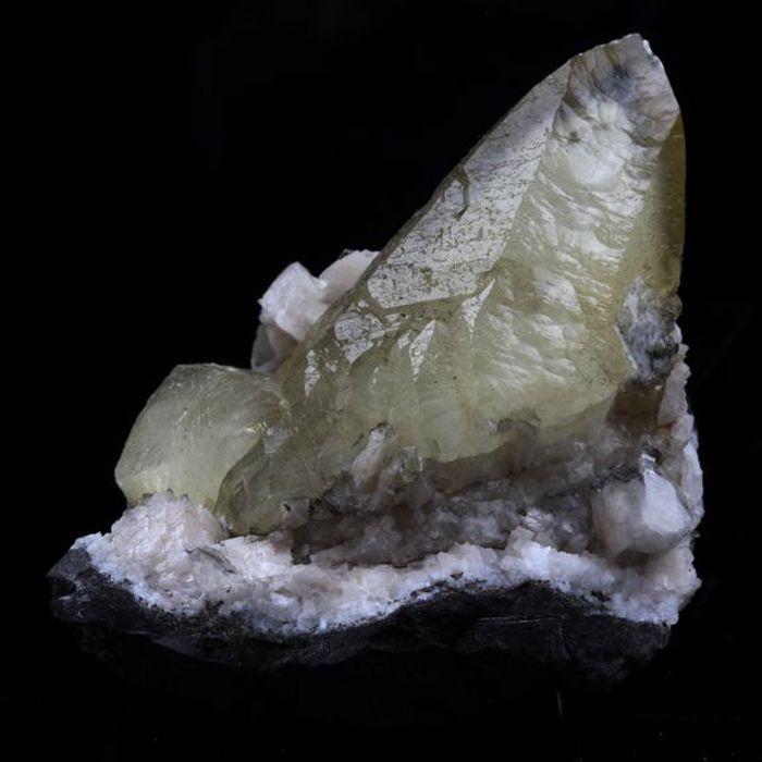 Pierres et Minéraux. Calcite, Dolomite. 292.5 ct. Anduze, Gard, Occitanie, France.