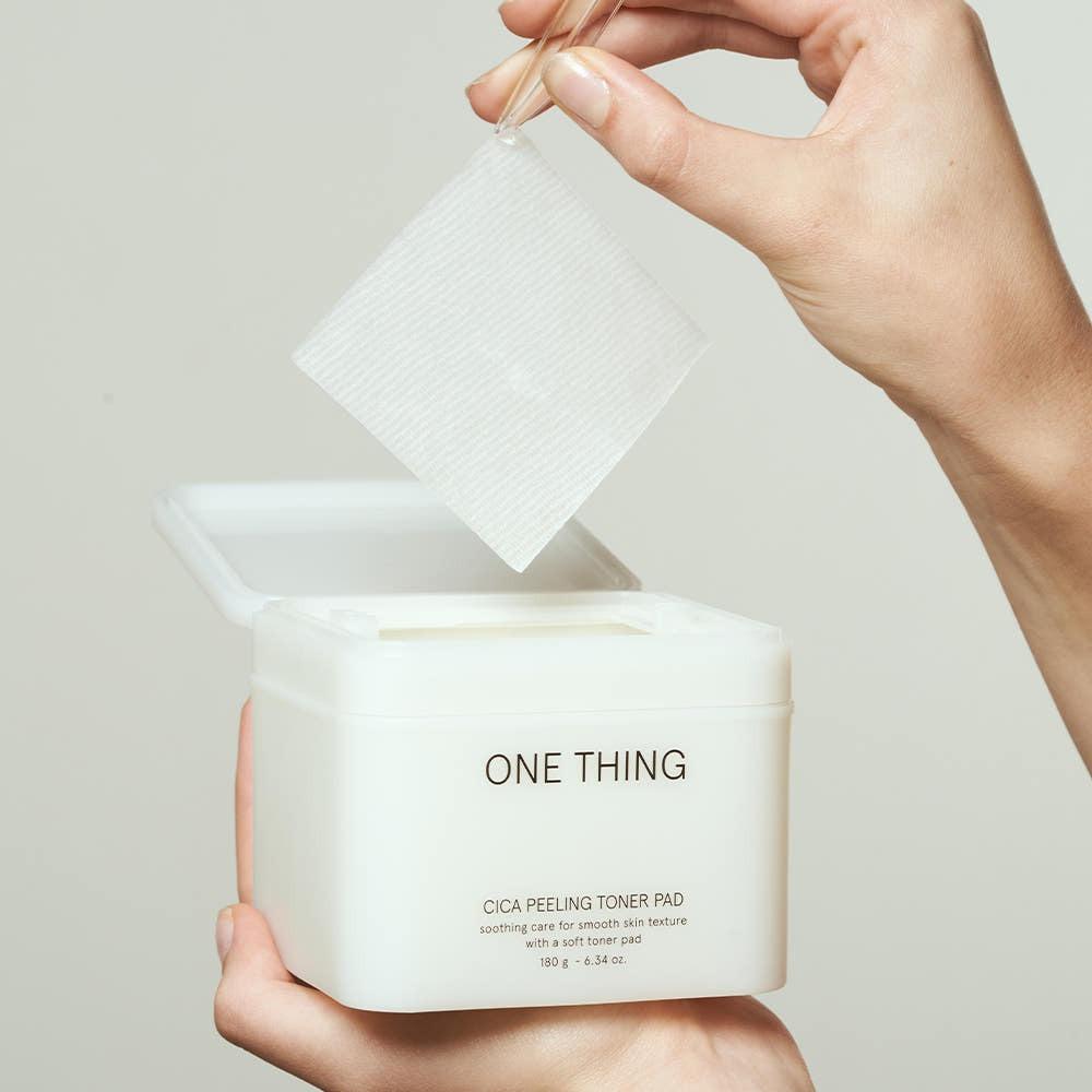 ONE THING Cica Пилинговый Тонер-Пэд Успокаивающий Отшелушивающий Ежедневное Очищение 180г (65 салфеток)