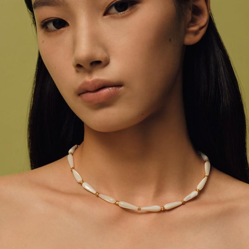 Ветер Просто Мода Позолоченная 18K Настоящим Золотом Белый Камень Бусины Цепочка на Ключицы Уникальное Легкое Люксовое Ожерелье