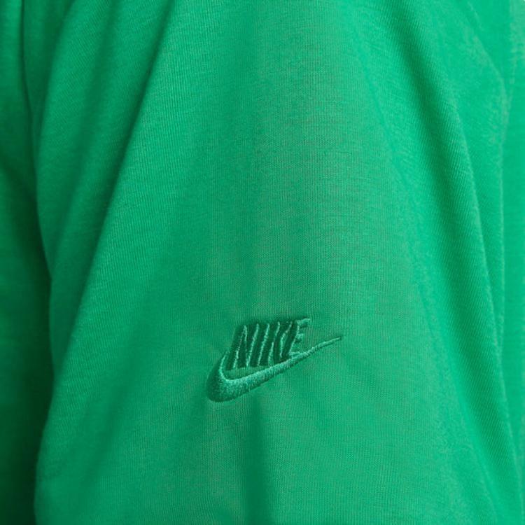 Nike Футболки мужские зеленые с круглым вырезом умеренного прямого кроя FB7393-324