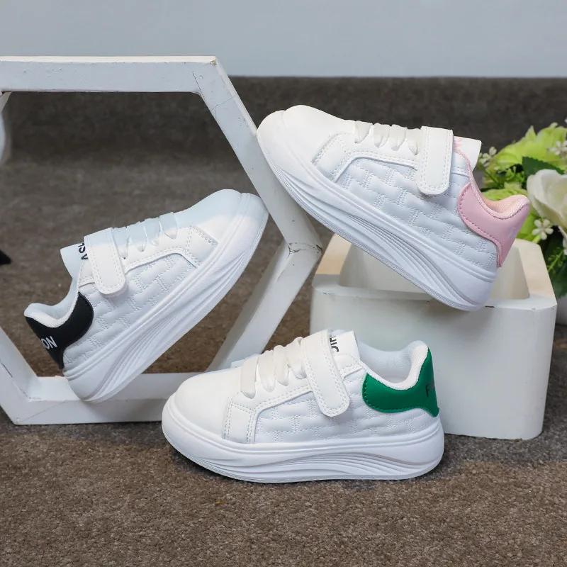 2024 Детские маленькие белые туфли для девочек и мальчиков, осенние новые модные корейские кроссовки с мягкой толстой подошвой, нескользящие, удобные