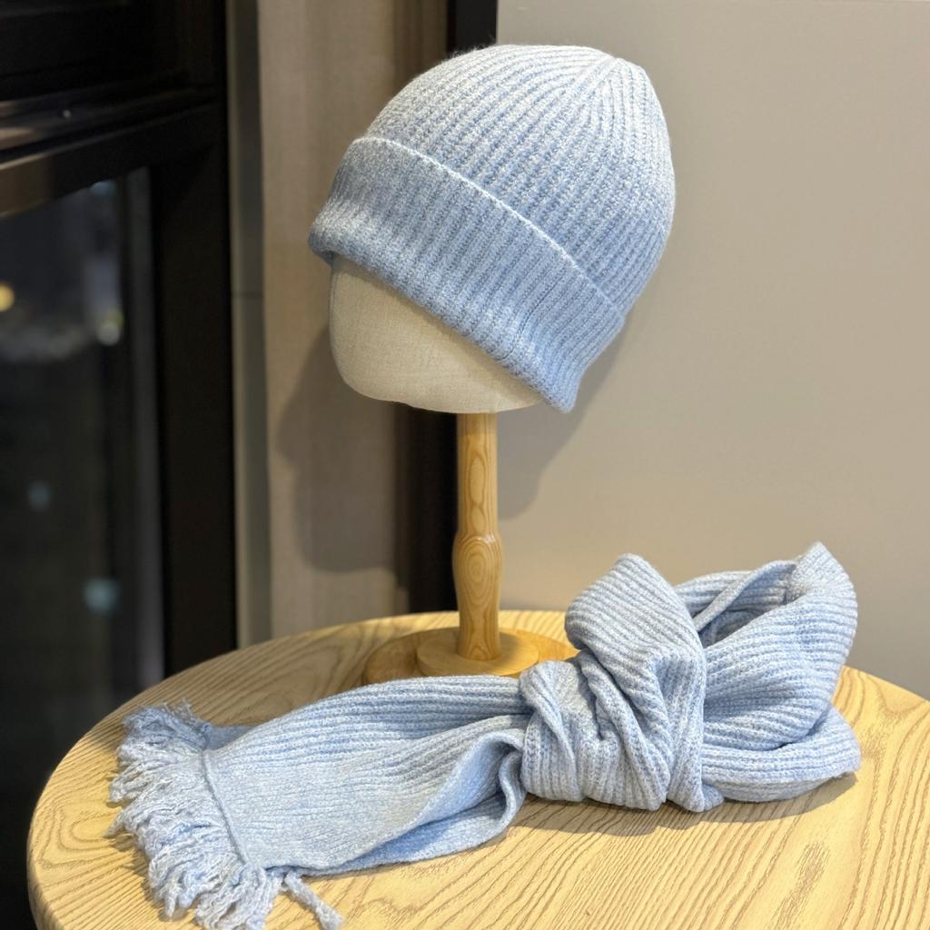 Вязаная шапка и шарф, набор из двух предметов для женщин на осень и зиму, универсальная теплая и утолщенная, защищающая от холода маленькая шерстяная шапка, которая подчеркивает лицо