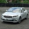 1/18 KIA K4 Модель автомобиля из сплава Литой металлический игрушечный транспорт Симуляционная модель автомобиля Статичное украшение Коллекция Игрушка для мальчика Детские подарки