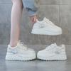 2025 весна маленькие белые туфли женские толстая подошва увеличивающие рост маленький размер увеличивающие рост спортивные женские туфли повседневные туфли на платформе маффин
