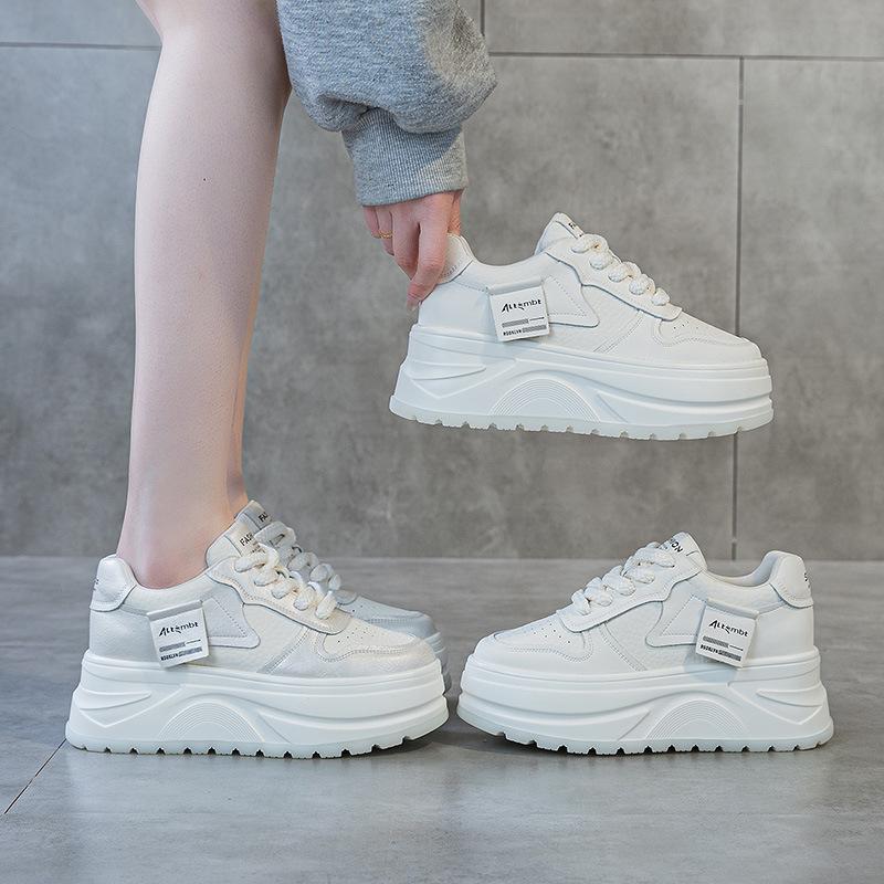 2025 весна маленькие белые туфли женские толстая подошва увеличивающие рост маленький размер увеличивающие рост спортивные женские туфли повседневные туфли на платформе маффин