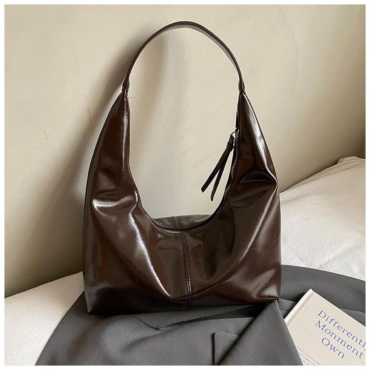 Large Capacity Retro Underarm Bag Women's 2025 New Fashion Oil Wax Leather Shoulder Bag High-end Commuter Croissant