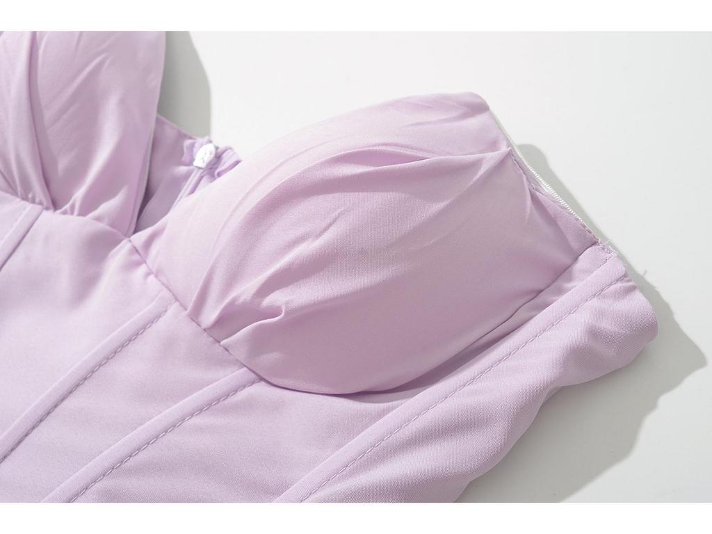 Платье в европейском и американском стиле с V-образным вырезом и открытой спиной — летний стиль 2024 года в стиле французской горячей девушки с талией «рыбьей костью» и плиссированной длинной юбкой