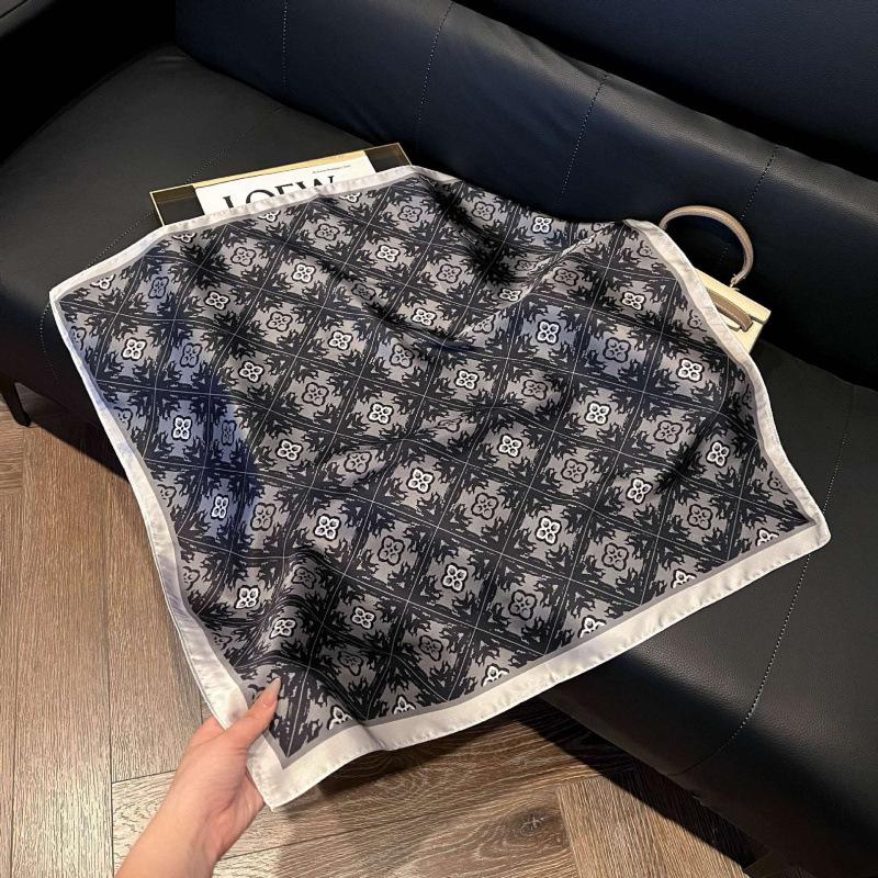 Retro silk scarves for women's new high-end accessories, neck small square scarf, scarf waist, fashionable and versatile, and gifts can be given.