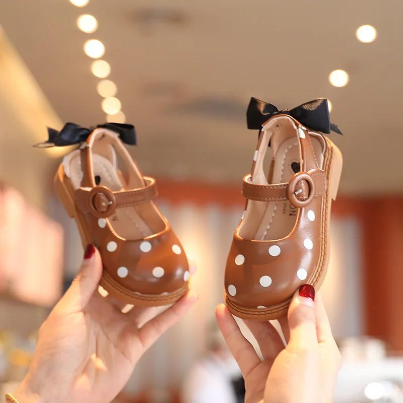 Детские сандалии для девочек, маленькие детские полусандалии из искусственной кожи с горошинами и бантом, милые полые туфли принцессы на плоской подошве