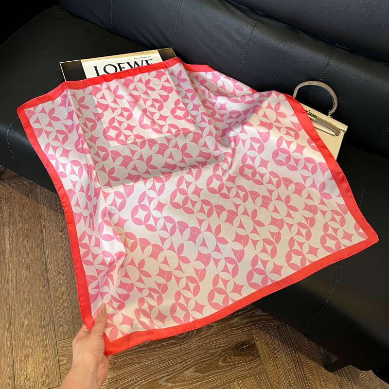 Retro silk scarves for women's new high-end accessories, neck small square scarf, scarf waist, fashionable and versatile, and gifts can be given.
