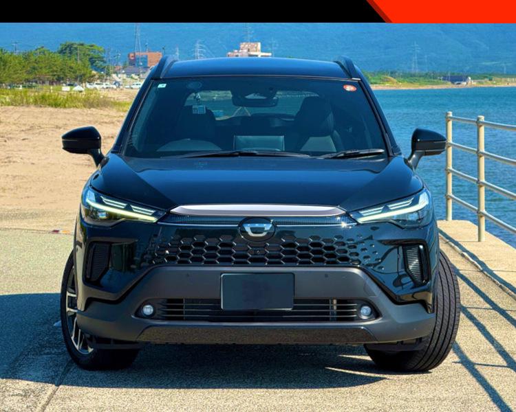 Декоративная хромированная полоса для капота Toyota Corolla CROSS (модель 25) от столкновений