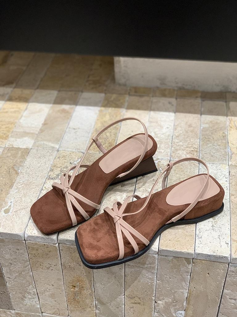 French wedge heel retro temperament sandals women's 2025 summer wear new naked pink with skirt niche thin strap Roman shoes