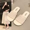 Крутые тапочки женские для улицы дышащие новая модель 2025 модные пляжные универсальные нишевые полые летние шлепанцы на плоской подошве