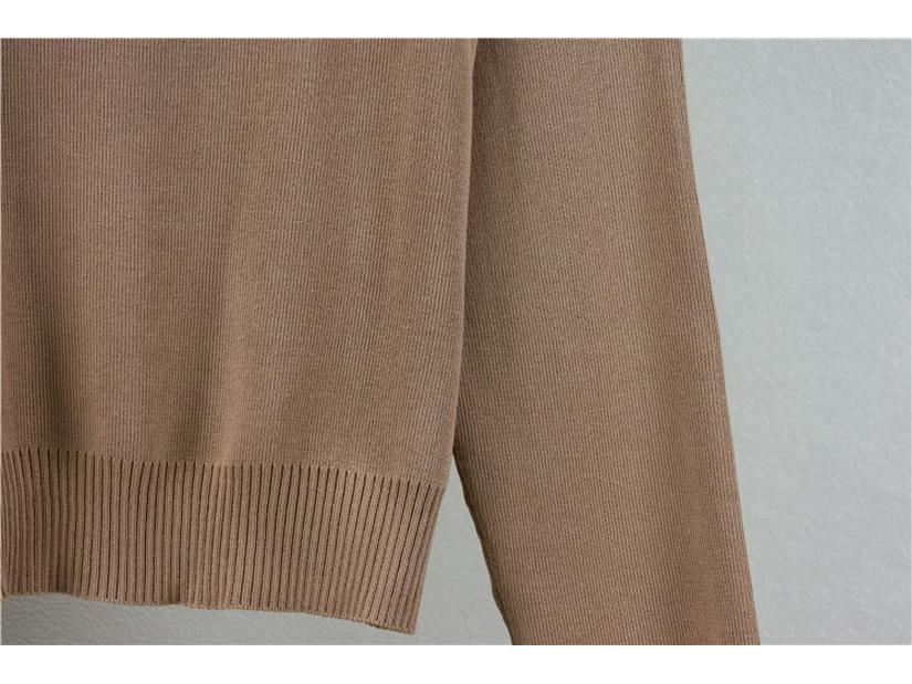 Женский корейский вязаный комплект с камелиями: Элегантный топ с круглым вырезом и облегающая юбка - комплект из двух предметов