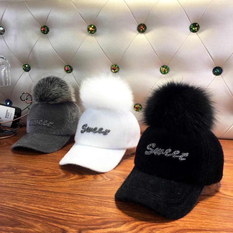 Осенне-зимняя теплая шапка женская бейсболка с искусственным помпоном, стразами и надписью в виде морского конька