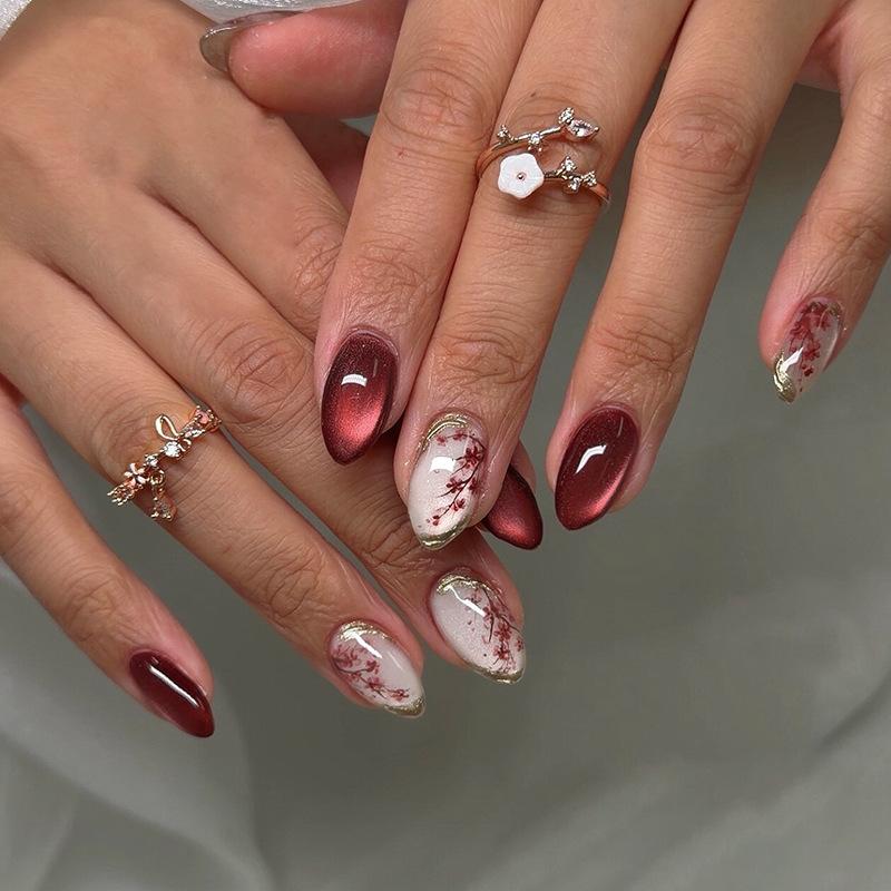 24Pcs Red Cat's Eye Press on-nails Retro Gilded Rose Design Almond Nails Set Short Round Head Wearable False Nails Patch Tool
