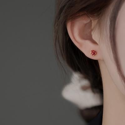 S925 посеребренные серьги, цветочные серьги, женские новые усовершенствованные серьги, модные маленькие красные розы для ногтей из Японии и Южной Кореи