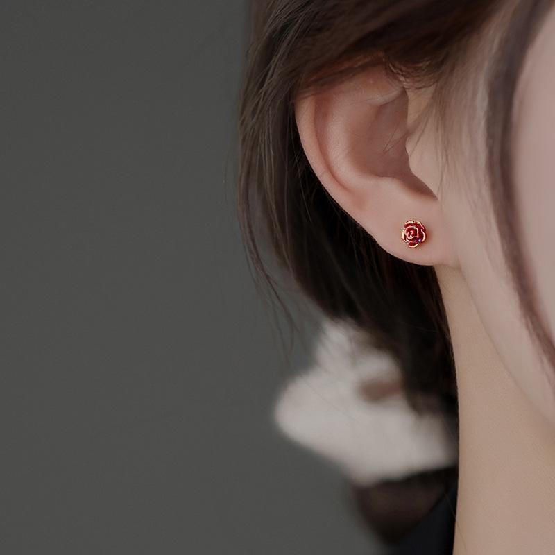 S925 посеребренные серьги, цветочные серьги, женские новые усовершенствованные серьги, модные маленькие красные розы для ногтей из Японии и Южной Кореи