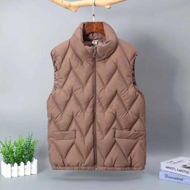 Женский приталенный легкий теплый жилет из хлопка с пухом - осенне-зимняя жилетка для мам среднего возраста