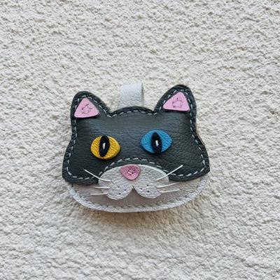 Ручная работа Брелок из натуральной кожи Милая кошачья голова с гетерохромными глазами - Уникальный шарм с дизайном животного Подарок для любителей кошек