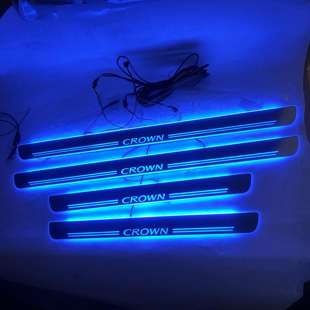 Светодиодные приветственные накладки на педали Crown 210/200/180/220: Комплект из 4 динамических накладок на пороги с бегущей подсветкой
