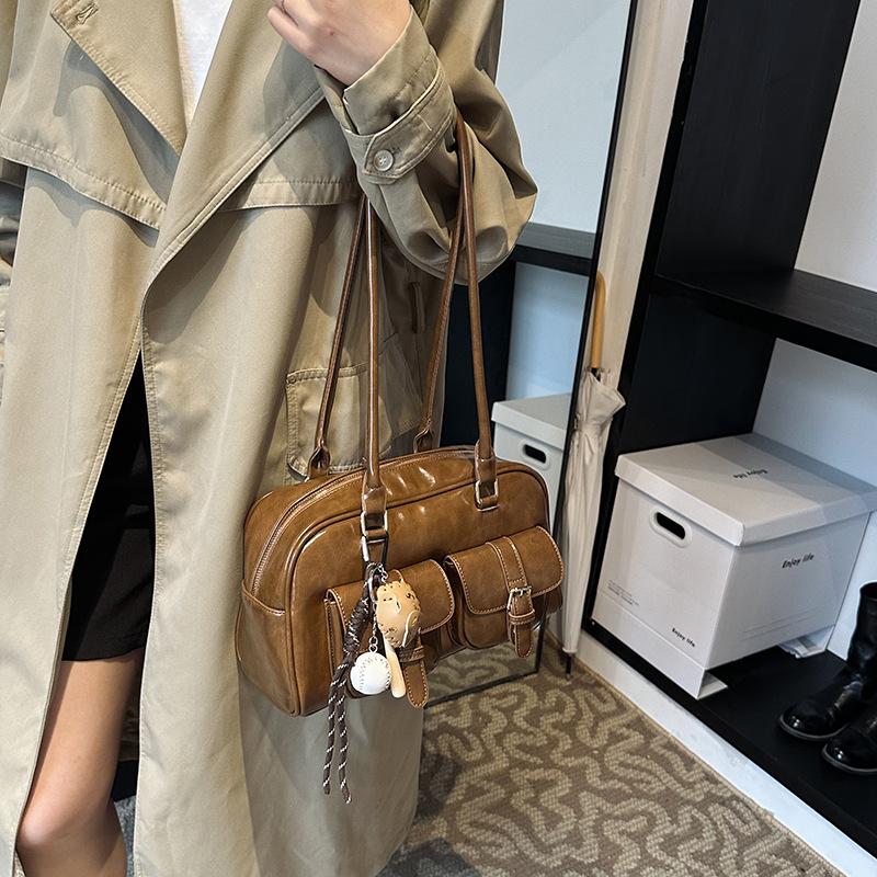 2026 autumn and winter new dark underarm bag women's versatile shoulder bag fashion belt pendant handbag