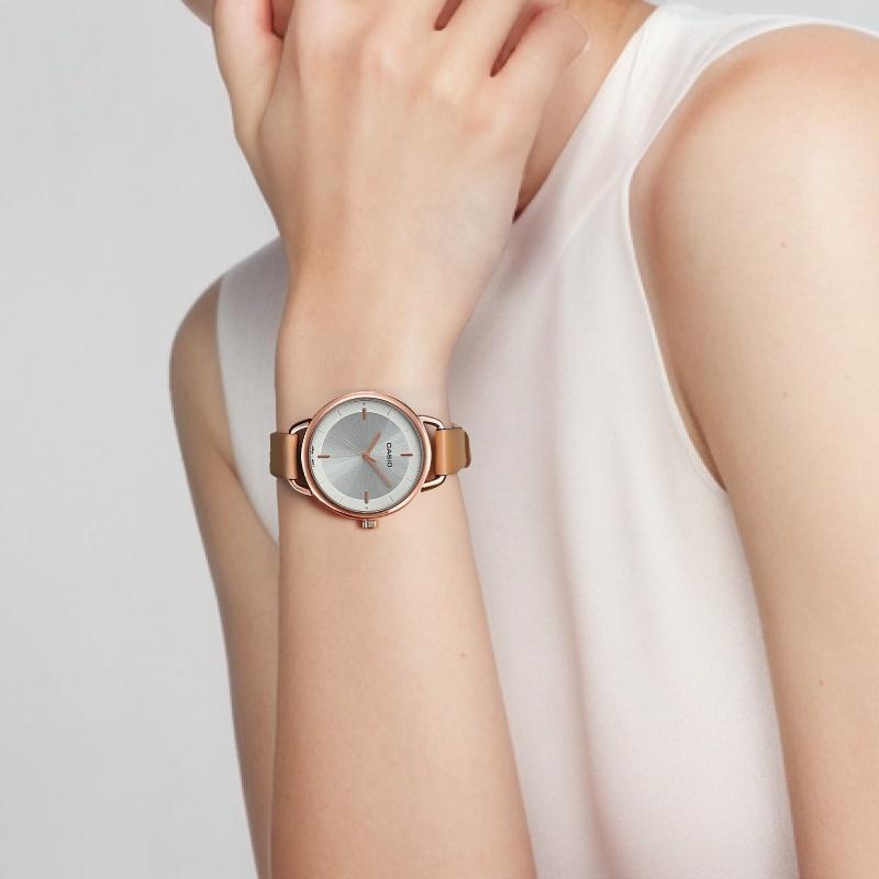 Casio Серия STANDARD, повседневные, модные и универсальные, легкий кварцевый механизм, кожаный ремешок, японские и корейские часы, женские LTP-E413PL-7ADF