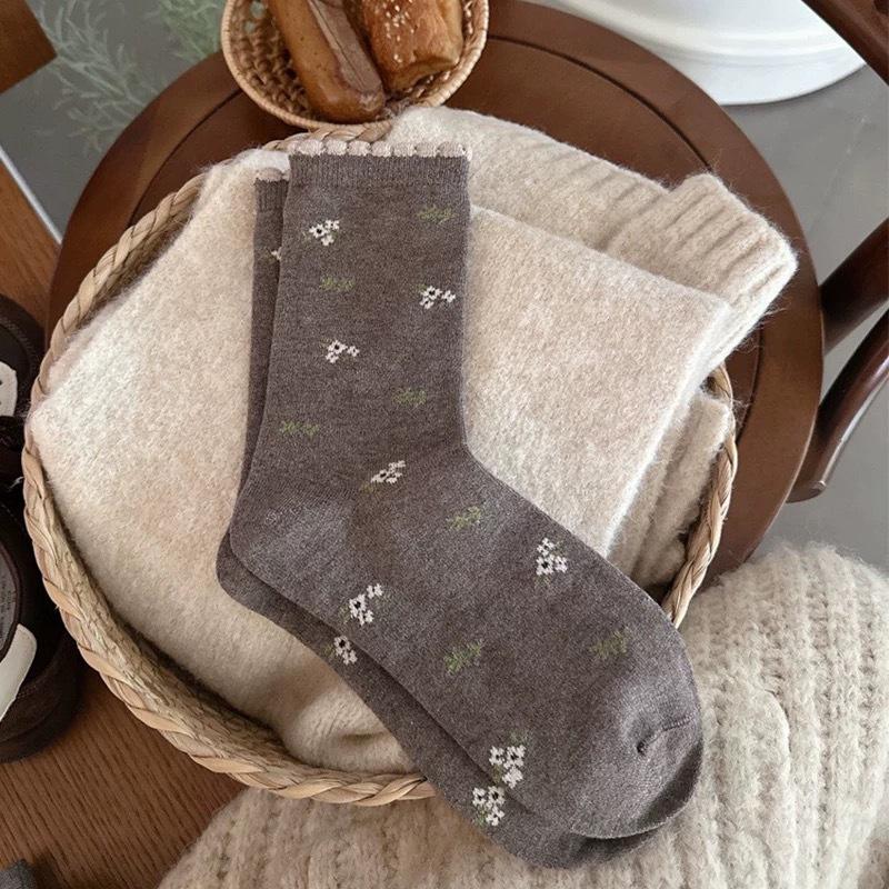 Women's Autumn and Winter Fashion New Small Floral Cashmere Boneless Anti Pilling Tube Pile Socks