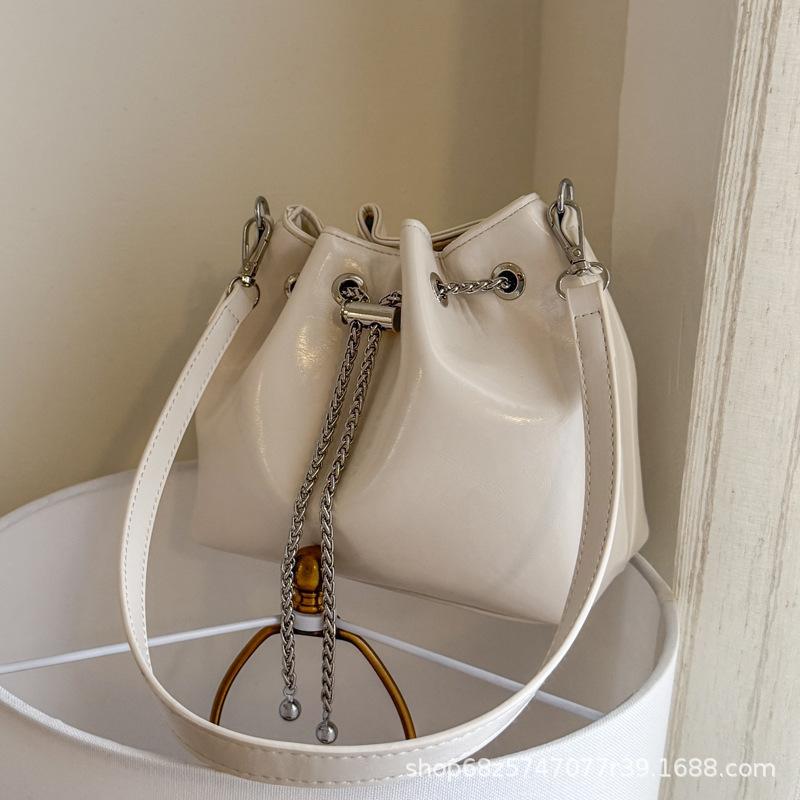 2025 Pumping Belt New Fashionable Solid Color Chain Bucket Bag Simple Casual Retro Large Capacity Shoulder Messenger Bag Tide