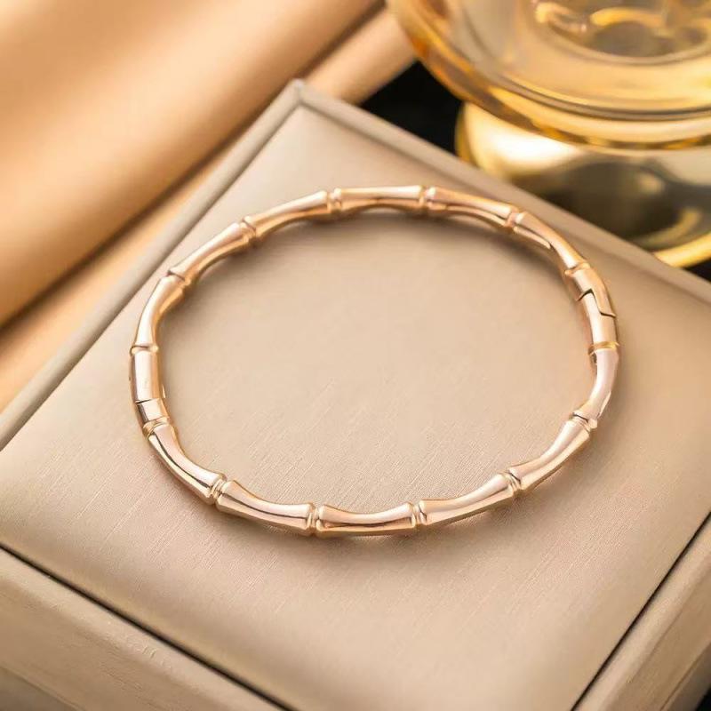 Stainless Steel Women's Bracelet with Diamonds and Four-Leaf Clover Studs - Non-fading, Cross-border Design.