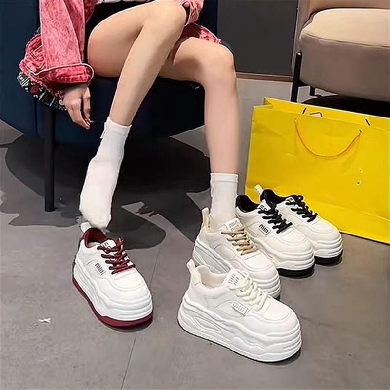 Наступать на дерьмо кажется популярным, маленькие белые туфли для женщин, весна 2025 года, новые студенческие туфли для увеличения роста, повседневная универсальная спортивная обувь для