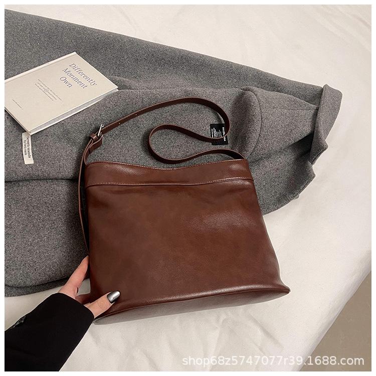Simple and large-capacity commuter tote bag women's 2025 new autumn and winter retro Maillard shoulder messenger bag