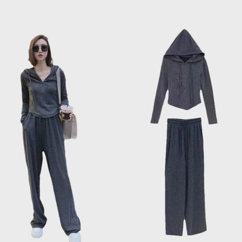 Women's Solid Color Zipper Hooded Cardigan Sweater Two-Piece Suit for Autumn/Winter Casual Fashion.