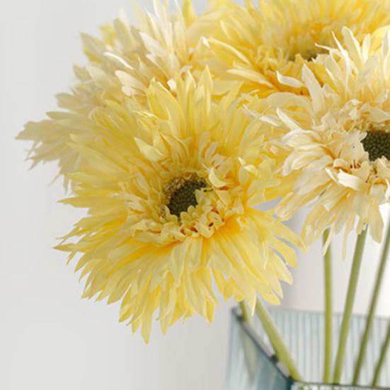 Красивые искусственные цветы, изысканная эстетика, без полива