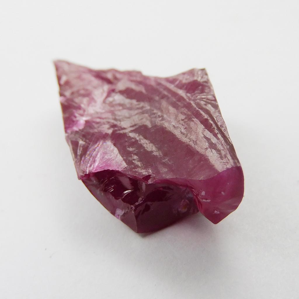 Natural Red Ruby Loose Gemstone Uncut Raw Rough 90.60 ct for Lapidary and Gem Collections
