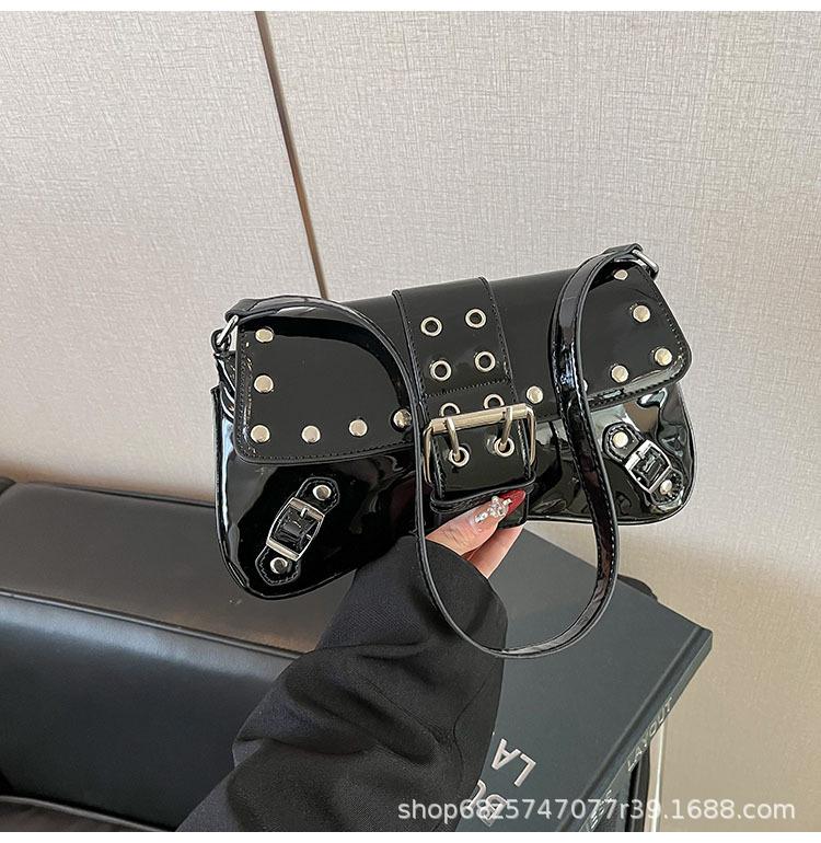 Стильная сумка-подмышка с заклепками для девушек, 2025, новый модный нишевый дизайн, сумка для поездок на работу, лакированная кожаная сумка на плечо