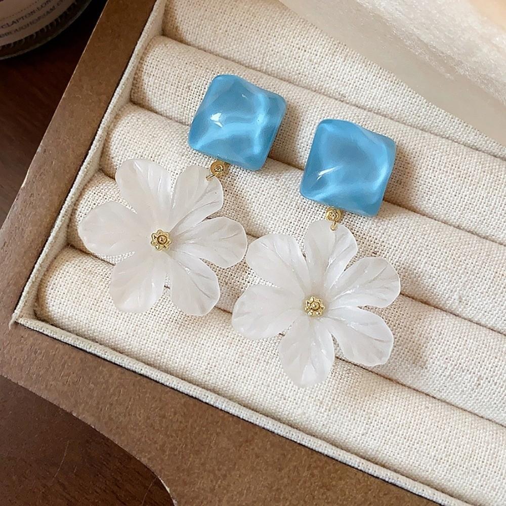 Big Floral Acrylic Flower Earrings Temperament Ladies Stud Earrings Women Earrings Daily Wear