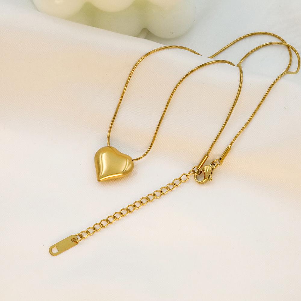 Chic 18k Gold Peach Heart Clavicle Chain: Minimalist 3D Pendant, Trendy Titanium Steel Necklace for Women