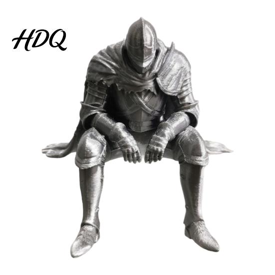 Фигурка средневекового рыцаря 3D-печать Отдыхающая фигурка Сидящий на краю Темное фэнтези Ретро Серебряный Декор для дома Статуя Воин в доспехах Сидящий на полке